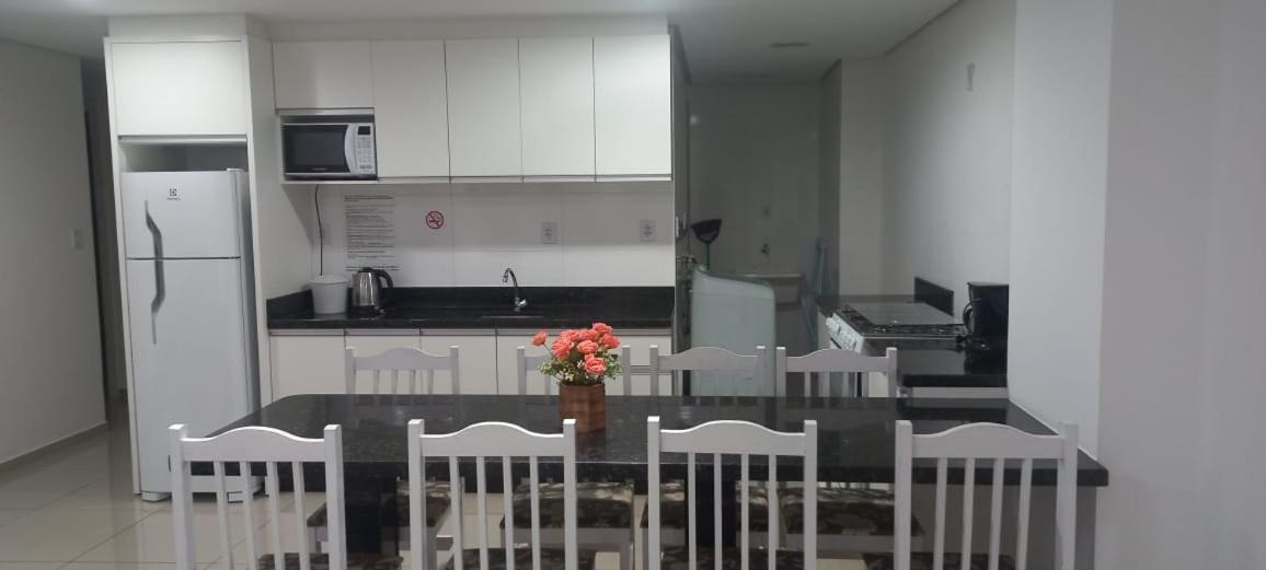 Apartamentos Ed London, Na Av Principal A Poucos Passos Das Termas Піратуба Екстер'єр фото